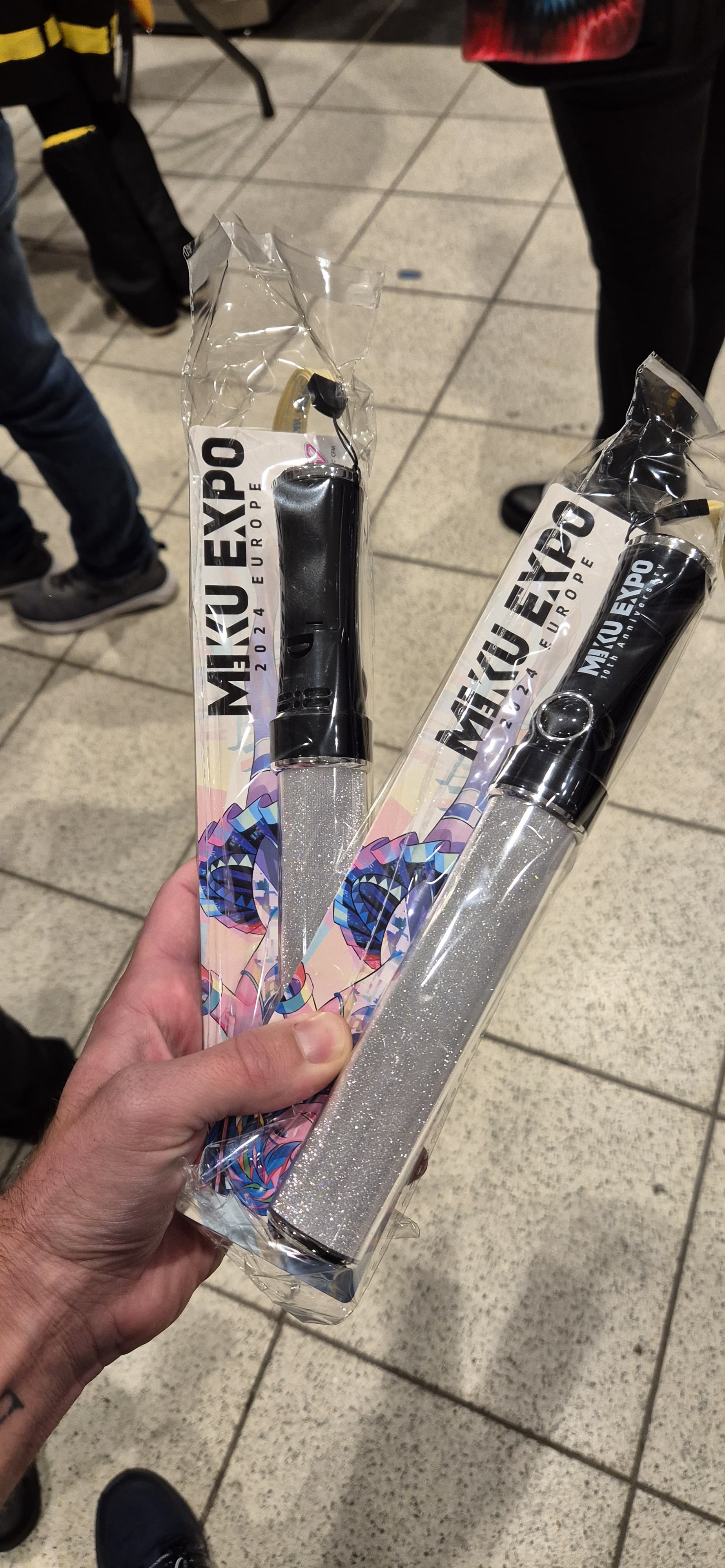 Zwei Glowsticks von der Miku Expo 2024